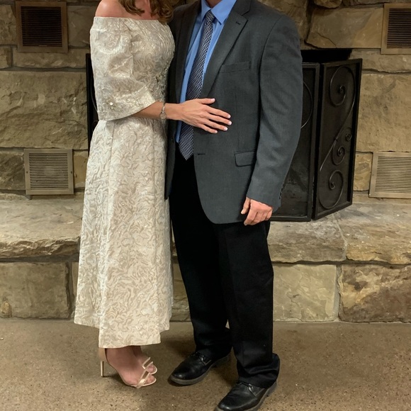 Theia Dresses & Skirts - Stunning dress for the HOLIDAYS…. with pockets!